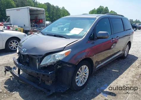 2015 Toyota Sienna Xle Premium 8 Passenger z USA, uszkodzony, nr VIN 5TDYK3DC2FS659691